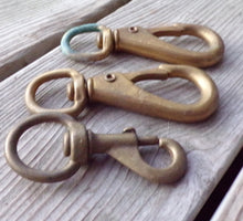 Load image into Gallery viewer, Lot Vintage Brass Snap Swivel Hooks Hook Marine Steampunk Art