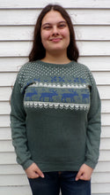 Load image into Gallery viewer, Vintage Soft Moose &amp; Hearts Ski Sweatshirt M Woman&#39;s