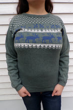 Load image into Gallery viewer, Vintage Soft Moose &amp; Hearts Ski Sweatshirt M Woman&#39;s