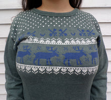 Load image into Gallery viewer, Vintage Soft Moose &amp; Hearts Ski Sweatshirt M Woman&#39;s