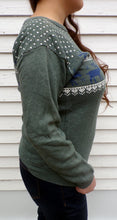 Load image into Gallery viewer, Vintage Soft Moose &amp; Hearts Ski Sweatshirt M Woman&#39;s
