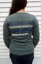 Load image into Gallery viewer, Vintage Soft Moose &amp; Hearts Ski Sweatshirt M Woman&#39;s