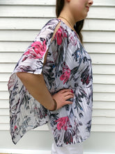 Load image into Gallery viewer, Vintage Jennifer Lopez Floral Top Blouse S Tagged