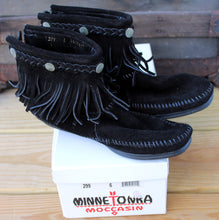Load image into Gallery viewer, Vintage MINNETONKA Moccasin Moccasin&#39;s Black Fringed Boxed 6