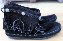 Load image into Gallery viewer, Vintage MINNETONKA Moccasin Moccasin&#39;s Black Fringed Boxed 6